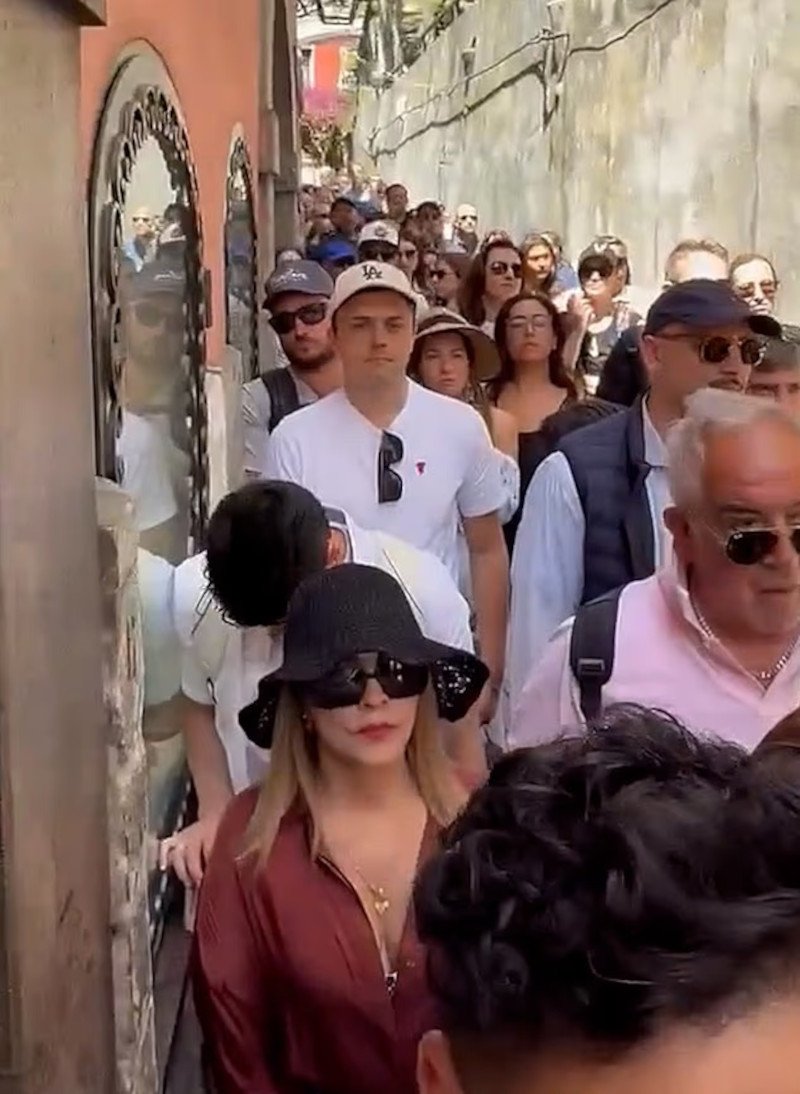 Το αδιαχώρητο στα χωριά της ακτής του Αμάλφι από τους τουρίστες / Φωτογραφίες: TikTok 