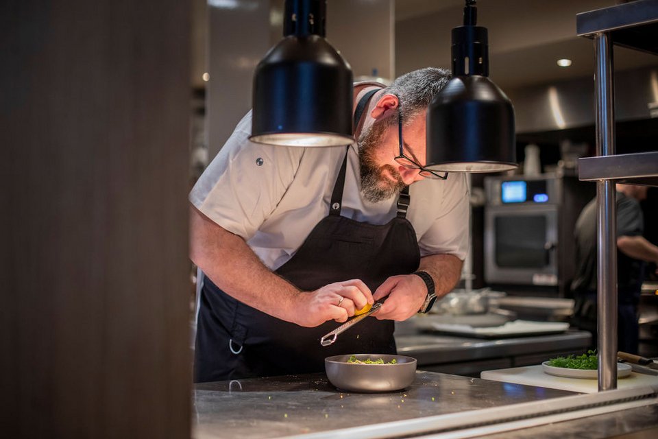 O Θωμάς Μάτσας βάζοντας τις τελικές πινελιές σε πιάτο της Strigglas / Φωτογραφία: Μαρία Μαράκη