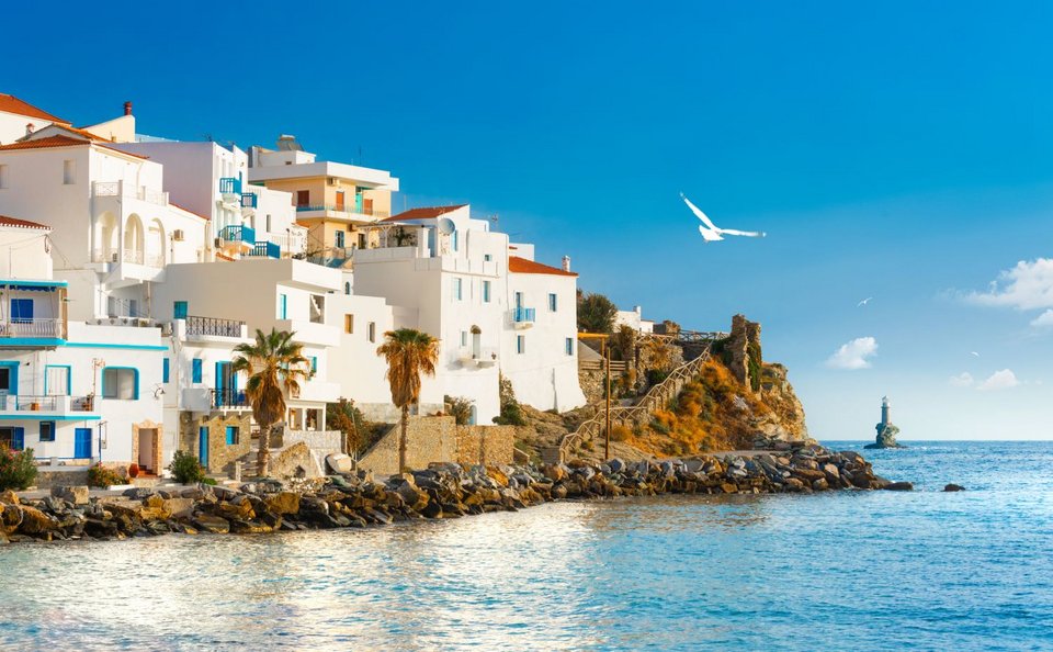 Σύμφωνα με το δημοσίευμα, η Άνδρος ξεχωρίζει για την αυθεντικότητα, τη γαλήνη και το εύρος επιλογών που προσφέρει