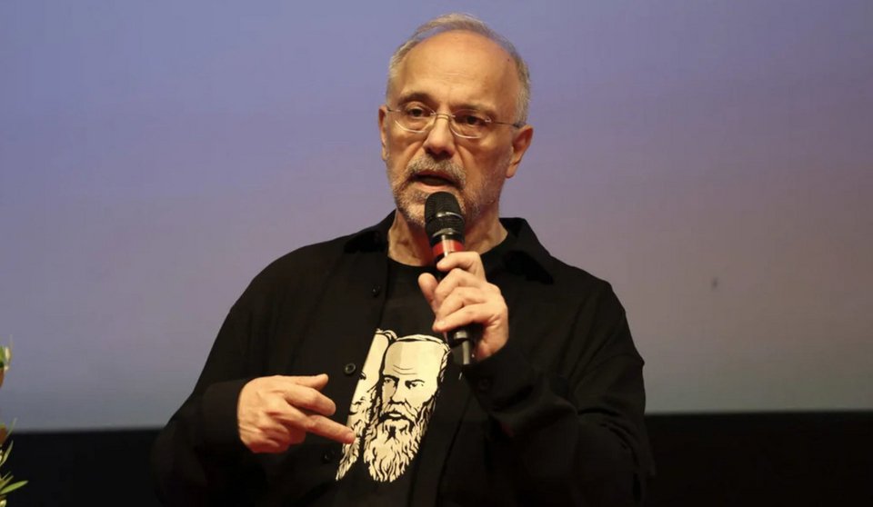 Ο Θανάσης Αυγερινός στην παρουσίαση του κόμματος Καρυστιανού φορώντας μπλουζάκι με τους Τολστόι, Ντοστογιέφσκι και Τσέχωφ