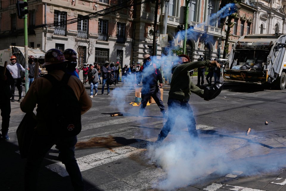 Διαδηλωτές στη Βολιβία πετούν αντικείμενα προς τους αστυνομικούς / AP