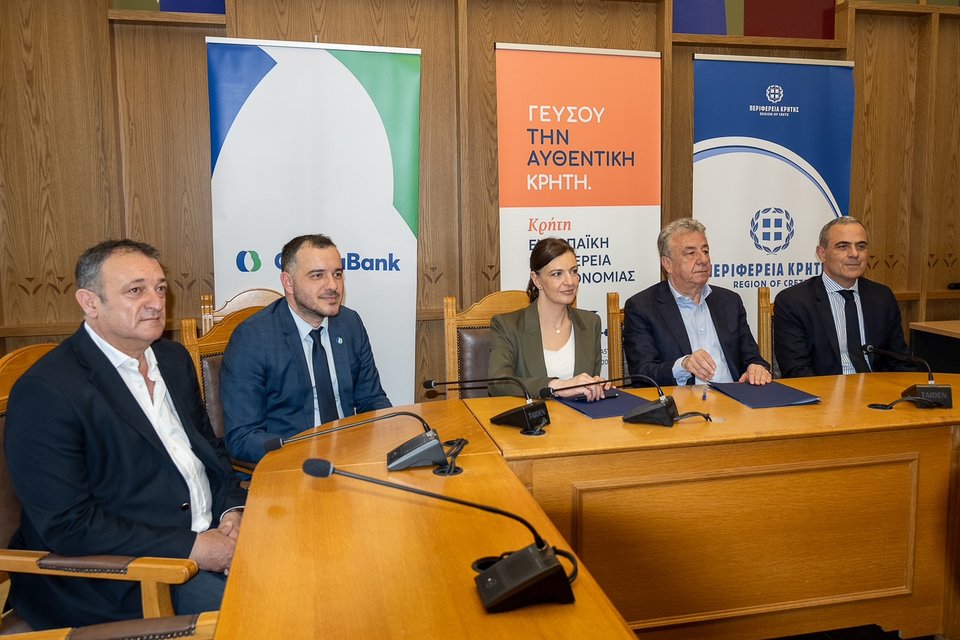 Στέλιος Βοριάς, Αντιπεριφερειάρχης Κοινωνικής Πολιτικής &amp; Αλληλεγγύης Περιφέρειας Κρήτης, Γιάννης Δραμουντάνης, Επικεφαλής Δικτύου Περιφέρειας Κρήτης CrediaBank, Ελένη Βρεττού, Διευθύνουσα Σύμβουλος CrediaBank, Σταύρος Αρναουτάκης, Περιφερειάρχης Κρήτης, Στέλιος Ηλιάδης, Γενικός Διευθυντής Λιανικής Τραπεζικής &amp; Διαχείρισης Περιουσίας της CrediaBank