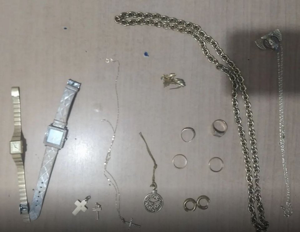 Xρυσαφικά και τιμαλφή που αναγνωρίστηκαν από την παθούσα / Φωτογραφία: ΕΛΑΣ