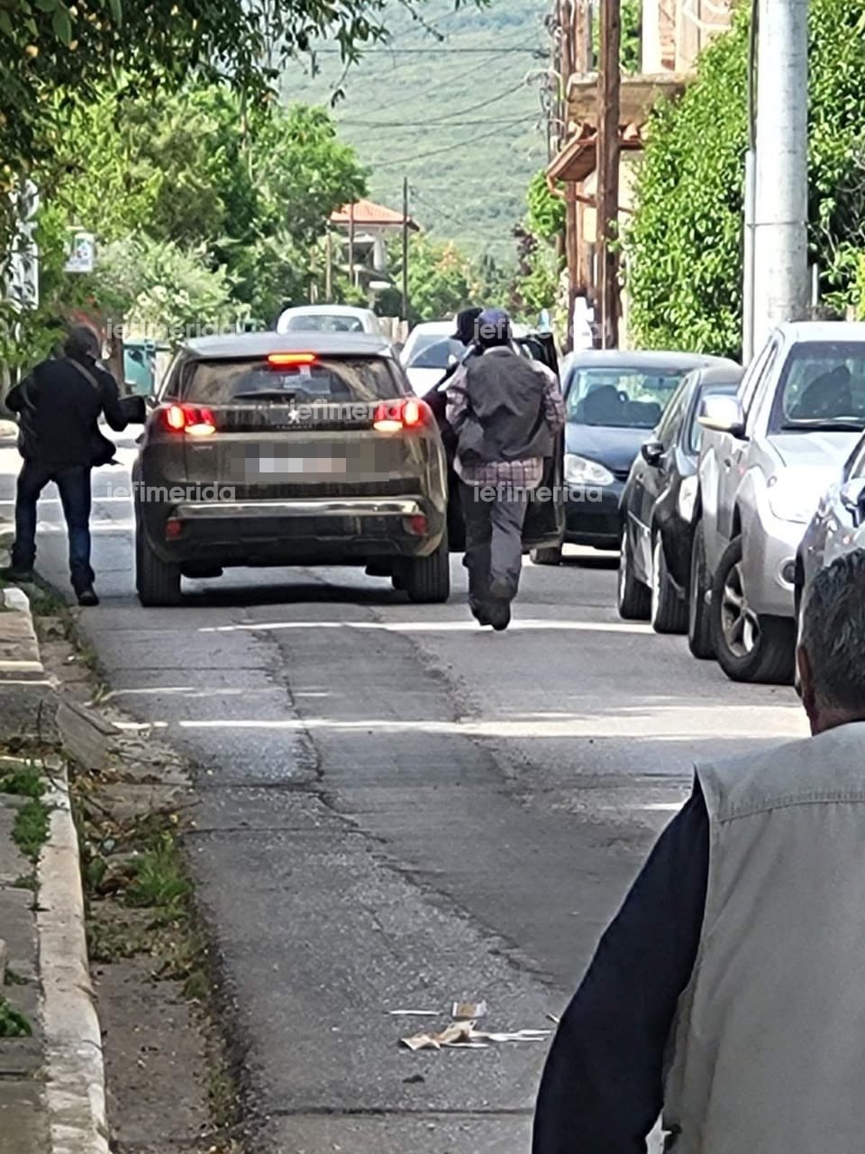 Οι δράστες φεύγουν μετά τη ληστεία στην τράπεζα στην Κάτω Τιθορέα 