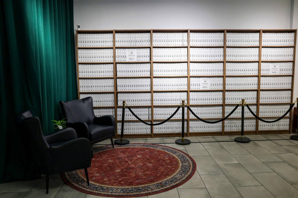 Η εγκατάσταση ονομάζεται «Donald J. Trump and Jeffrey Epstein Memorial Reading Room» και περιλαμβάνει περισσότερες από 3,5 εκατομμύρια σελίδες εγγράφων σχετικών με τον Έπσταϊν, τις οποίες δημοσιοποίησε νωρίτερα μέσα στη χρονιά το αμερικανικό Υπουργείο Δικαιοσύνης / ΑΡ