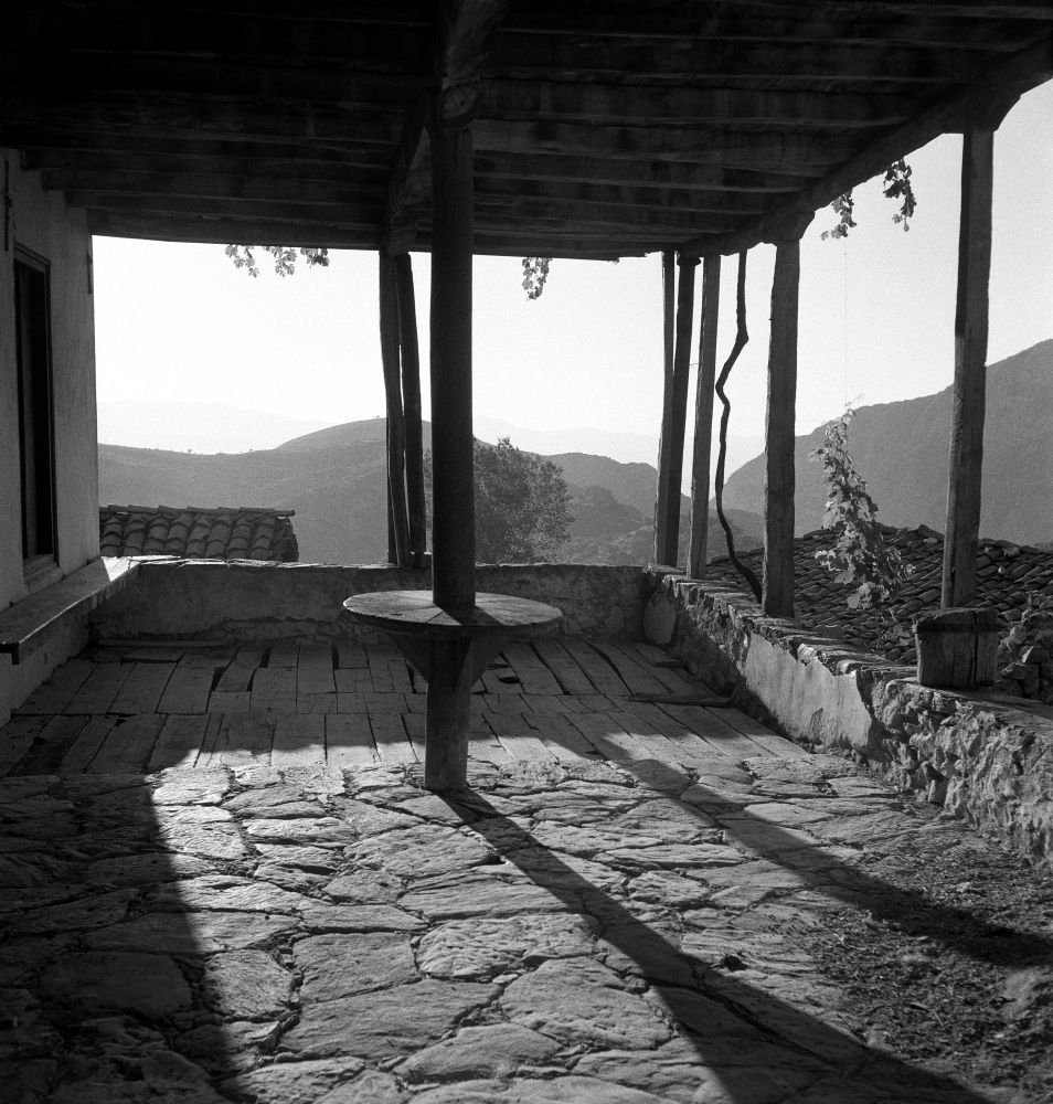 Τη δεκαετία του 1950, μαζί με τον μετέπειτα σύζυγό της Patrick Leigh Fermor, έμενε συχνά στην Ύδρα, τόπο συνάντησης ενός στενού κύκλου φίλων που περιλάμβανε τους καλλιτέχνες Νίκο Χατζηκυριάκο-Γκίκα και John Craxton