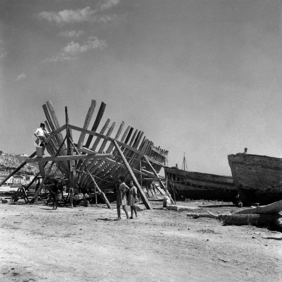 Το φωτογραφικό έργο της Joan Leigh Fermor, που φυλάσσεται στην Εθνική Βιβλιοθήκη της Σκωτίας, επεξεργάστηκε ο επιμελητής της έκθεσης Xavier Francesco Salomon