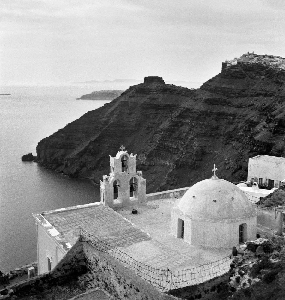 Στην έκθεση παρουσιάζονται εικόνες τόσο από την Ελλάδα, όσο και από τα ταξίδια της με τον Πατρικ Λη Φερμορ την Ευρώπη και την Ασία