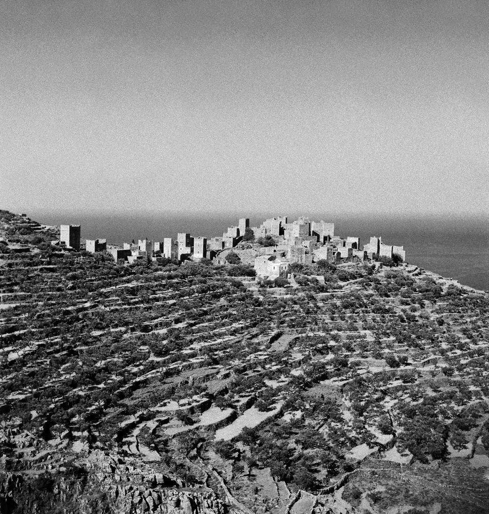 Στην έκθεση παρουσιάζονται εικόνες τόσο από την Ελλάδα, όσο και από τα ταξίδια της με τον Πατρικ Λη Φερμορ την Ευρώπη και την Ασία