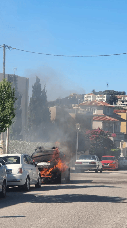 Στις φλόγες τυλίχθηκε σταθμευμένο αυτοκίνητο