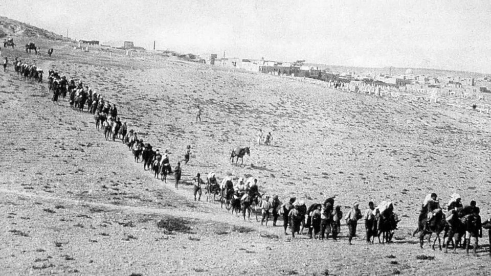Παράλληλα, οι πορείες εκτοπισμού προς το εσωτερικό της Ανατολίας μετατρέπονταν σε κινούμενα νεκροταφεία. Οι αυστριακές διπλωματικές πηγές καταγράφουν τα ποσοστά θνησιμότητας στα καραβάνια να φτάνουν το 80–90% / WIKIPEDIA