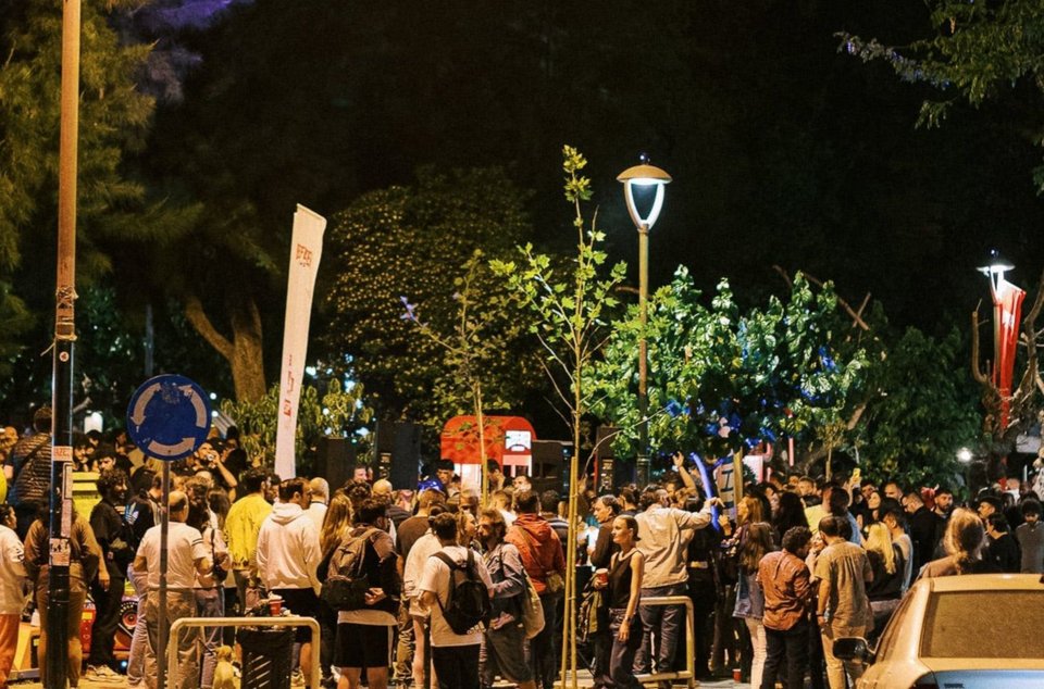 Το Φεστιβάλ του Δήμου Αθηναίων μας προσκαλεί στις 8 Μαΐου στα Kollektiv Street Party στην Πλατεία Γκύζη. Η Kollektiv εστιάζει στη συνύπαρξη διαφορετικών μουσικών εκφράσεων, αναδεικνύοντας την έννοια της συλλογικότητας και της κοινής εμπειρίας