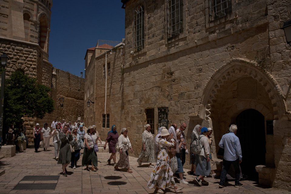 Χριστιανοί προσκυνητές επισκέπτονται το Κενάκλ, που παραδοσιακά πιστεύεται ότι είναι ο τόπος του Μυστικού Δείπνου στην Ιερουσαλήμ 