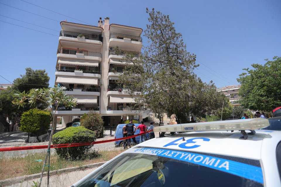 Η πολυκατοικία, από την ταράτσα της οποίας οι 17χρονες έκαναν βουτιά στο κενό / Φωτογραφία EUROKINISSI  