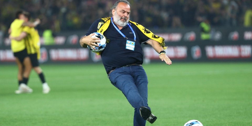 Ο Μάριος Ηλιόπουλος με την μπάλα του ΑΕΚ - Παναθηναϊκός /  ΜΑΡΚΟΣ ΧΟΥΖΟΥΡΗΣ / EUROKINISSI 
