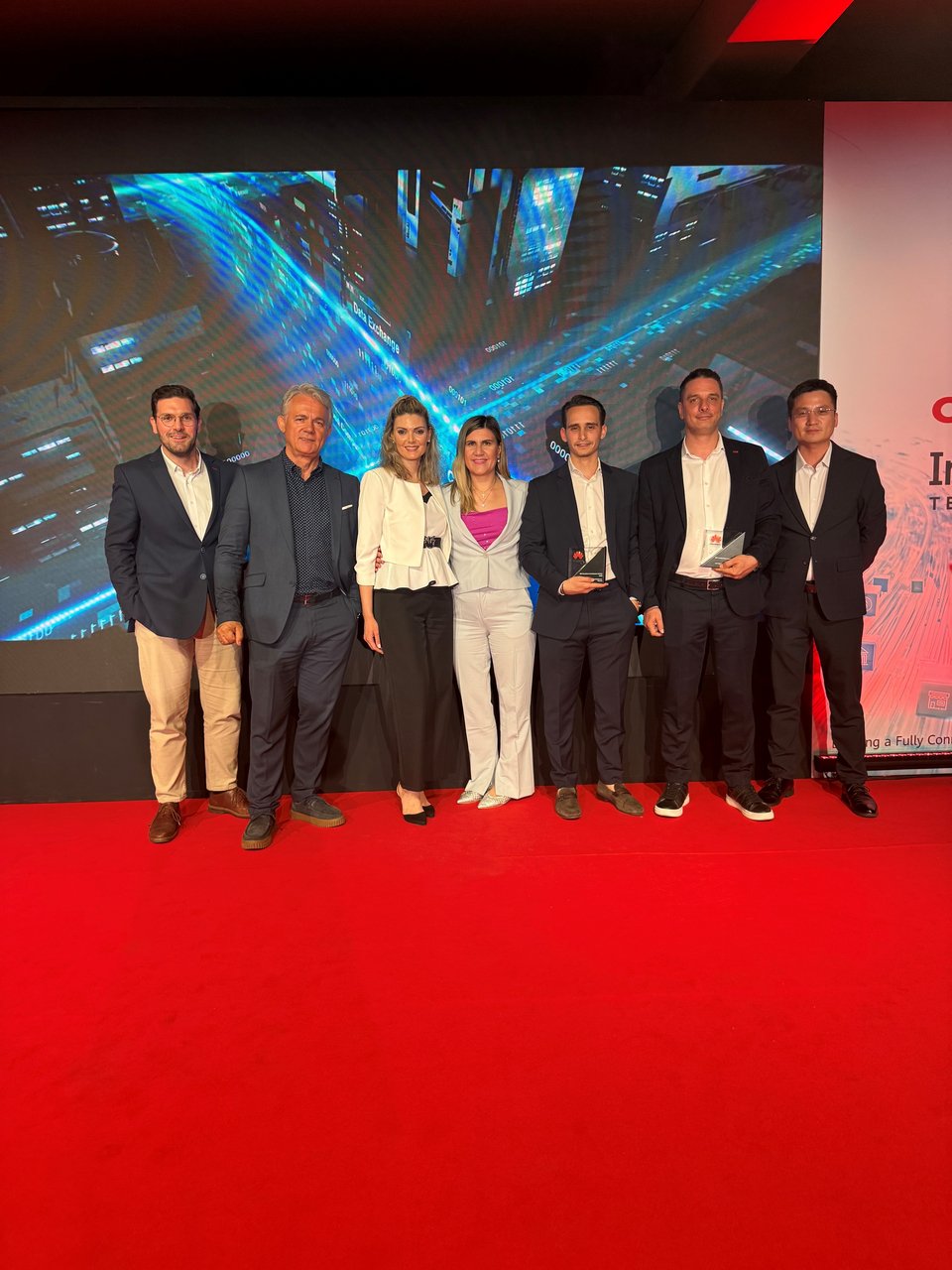 Η ομάδα της Active με τον Technical Director της Huawei (από αριστερά): Όμηρος Μόντινος Senior Project Manager – Technology Services, Ηλίας Τσιότσιος - Senior Executive Sales, Δωροθέα Αγιασοφίτη - Marketing Director, Ελένη Μυλωνά - ICT Project Manager, Ανδρέας Στασινόπουλος - Head of Technology Operations &amp; Strategy - Θωμάς Μιχαηλίδης Sr. Account Executive, Jeff Xin - Technical Director of Huawei South East Europe 