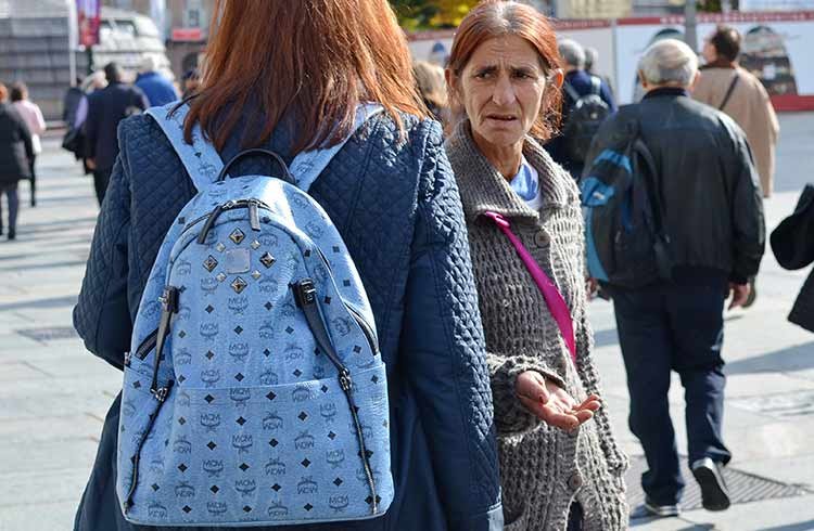 Και όπως εξηγεί η δημοσιογράφος Λόρα Ιτζκόβιτς, μια Αμερικανίδα που ζει μόνιμα στη Ρώμη, το πρόβλημα δεν είναι τόσο η βίαιη εγκληματικότητα όσο οι δεκάδες μικρές παγίδες που μπορούν να μετατρέψουν ένα ταξίδι σε εφιάλτη / UNSPLASH