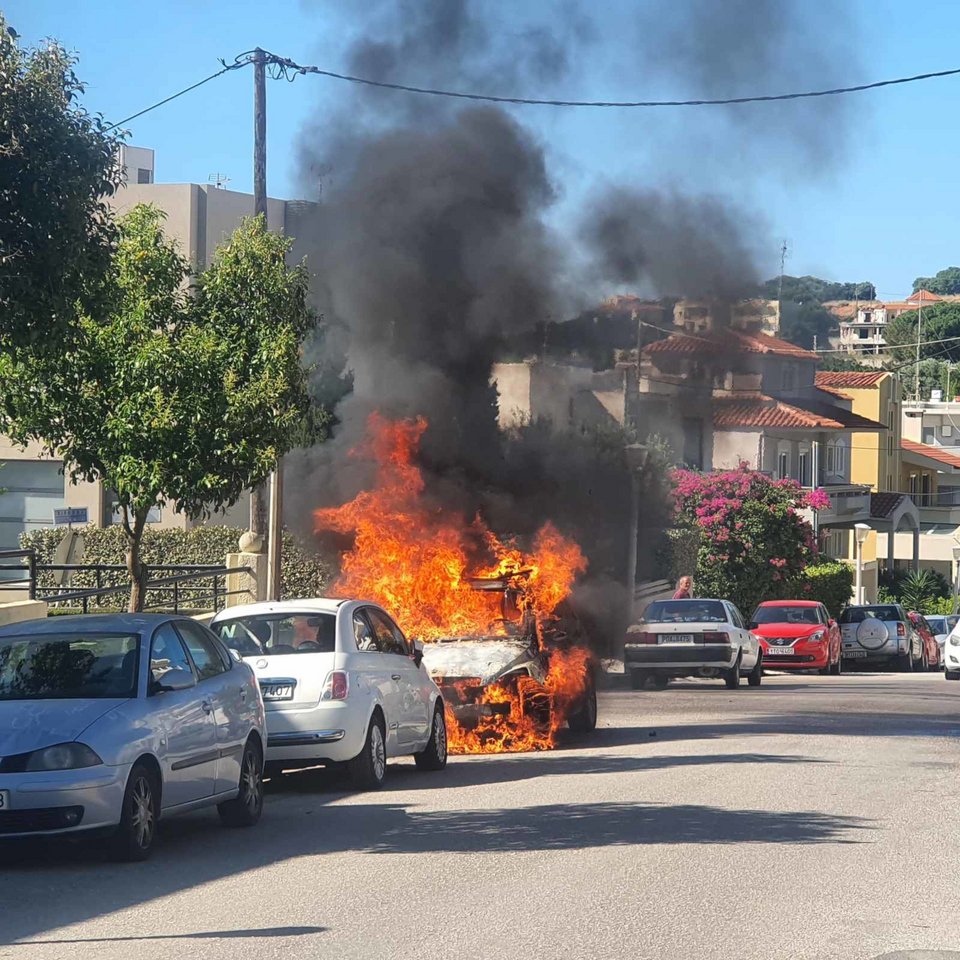 Στις φλόγες σταθμευμένο ΙΧ, κάηκε ολοσχερώς