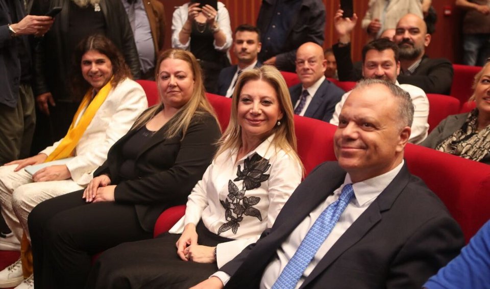 Με το λευκό κοστούμι ο σχεδιαστής μόδας Ερωτόκριτος Κυμιωνής