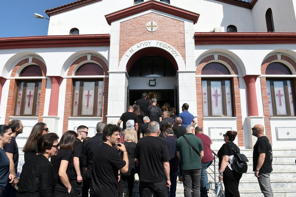 Θλίψη στην κηδεία του Παρασκευά Άντζα