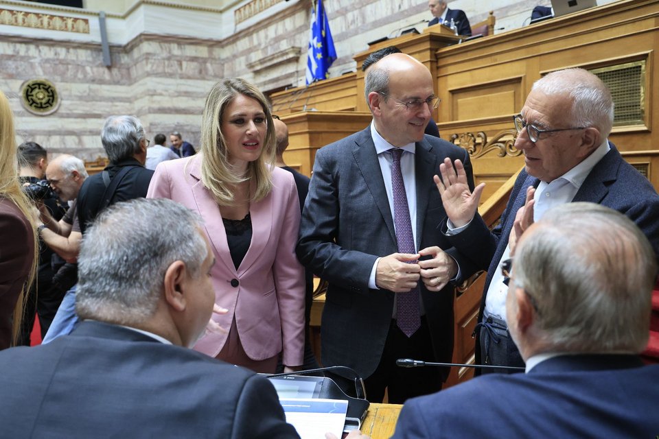 Η βουλευτής της ΝΔ Άννα Ευθυμίου με τον Κωστή Χατζηδάκη και τον πρόεδρο της Βουλής, Νικήτα Κακλαμάνη