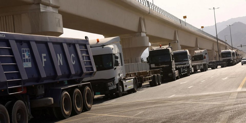  Φορτηγά στο λιμάνι της Φουτζέιρα στα ΗΑΕ στις 6 Μαΐου / Φωτογραφία: REUTERS/Amr Alfiky 