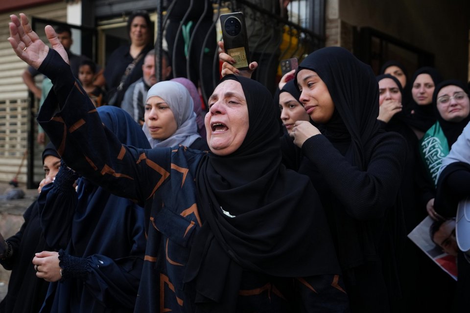 Νότιος Λίβανος. Γυναίκες πενθούν τους νεκρούς τους από ισραηλινά πλήγματα/ Φωτογραφία: AP 