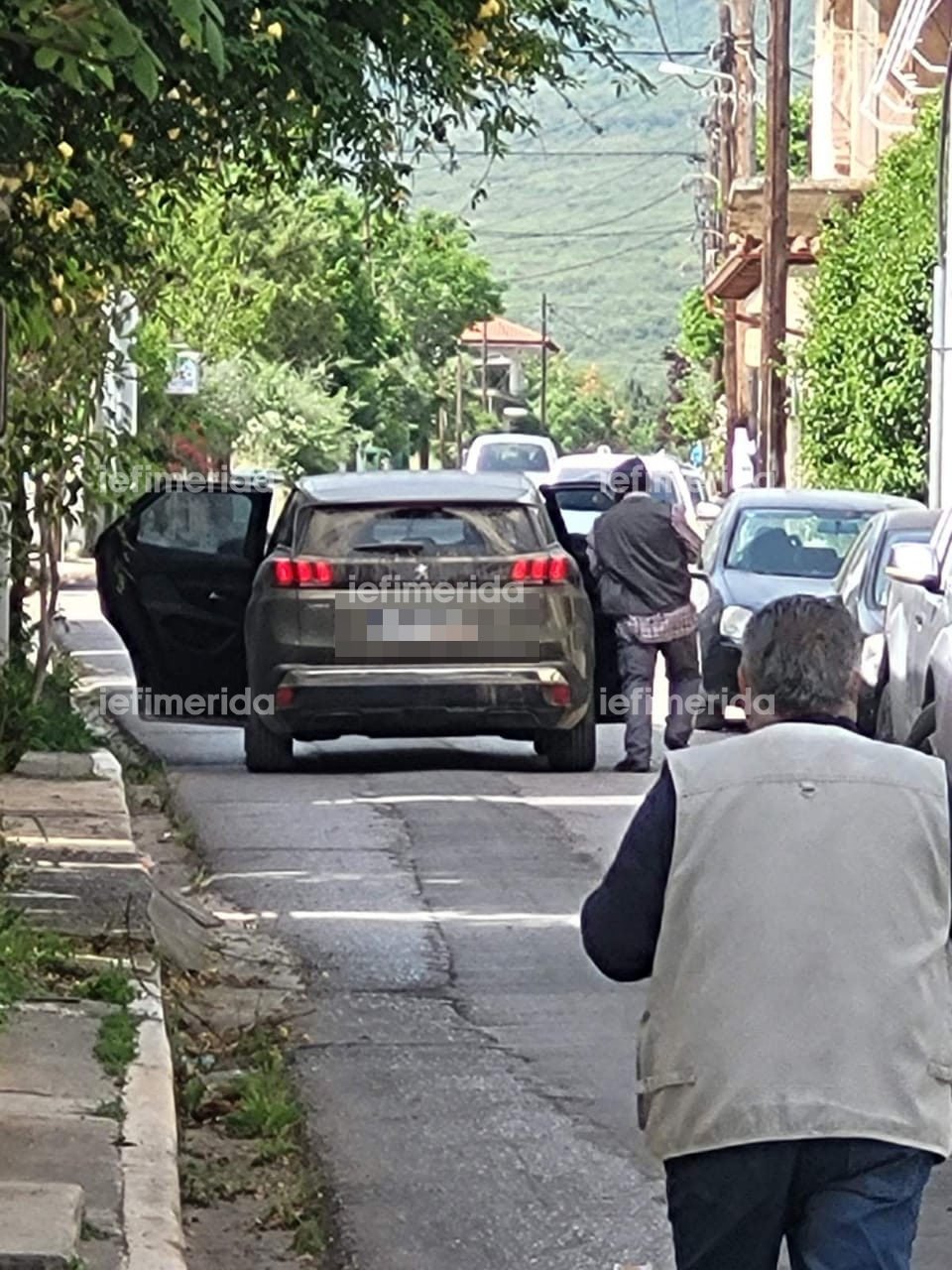 Η στιγμή που οι δράστες φεύγουν μετά τη ληστεία στην τράπεζα στην Κάτω Τιθορέα