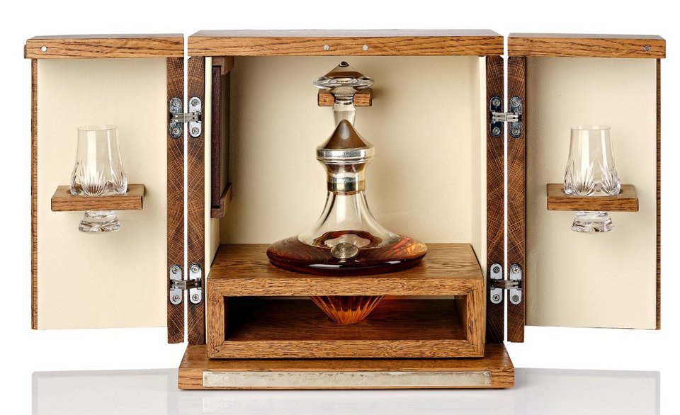 Η εντυπωσιακή καράφα ουίσκι Macallan 42 ετών με τη θήκη και τα κρυστάλλινα ποτήρια / Φωτογραφία: Bonhams
