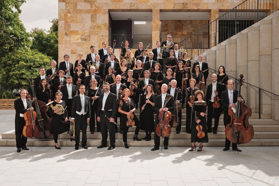 Η Deutsche Kammerphilharmonie Bremen (Γερμανική Φιλαρμονική Δωματίου της Βρέμης), υπό τη μουσική διεύθυνση του Κωνσταντίνου Καρύδη και με σολίστ τον διακεκριμένο πιανίστα Lukas Sternath (Λούκας Στέρνατ) θα ερμηνεύσει Μπετόβεν