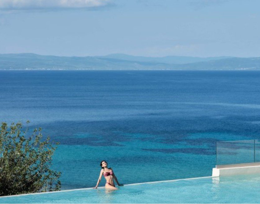 Πισίνα στο νέο resort που γίνεται ένα με τη θάλασσα / Φωτογραφία: MERAVIA