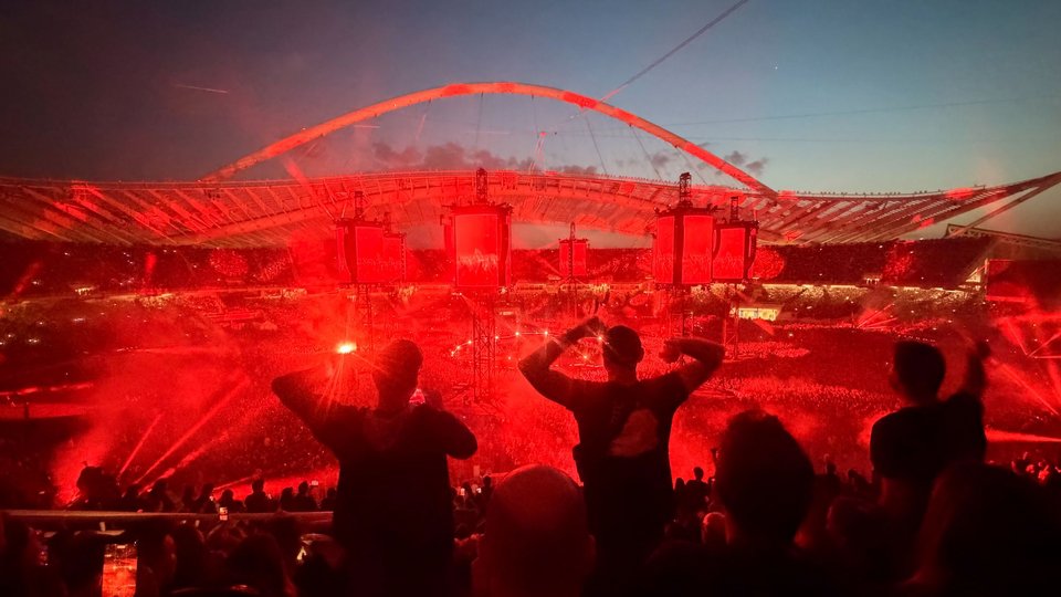 Φανατικοί των Metallica ταξίδεψαν στην Αθήνα με αφορμή τη μεγάλη συναυλία στο ΟΑΚΑ, θυμίζοντας τη λογική των φιλάθλων και του αθλητικού τουρισμού / Φωτογραφία: Eurokinissi, Δήμητρα Κούτρα 
