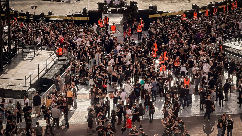 Η στιγμή που πλήθος επισκεπτών που έχουν φτάσει στην Αθήνα για τη συναυλία των Metallica γεμίζουν από νωρίς το ΟΑΚΑ /  Φωτογραφία: Eurokinissi, Δήμητρα Κούτρα 