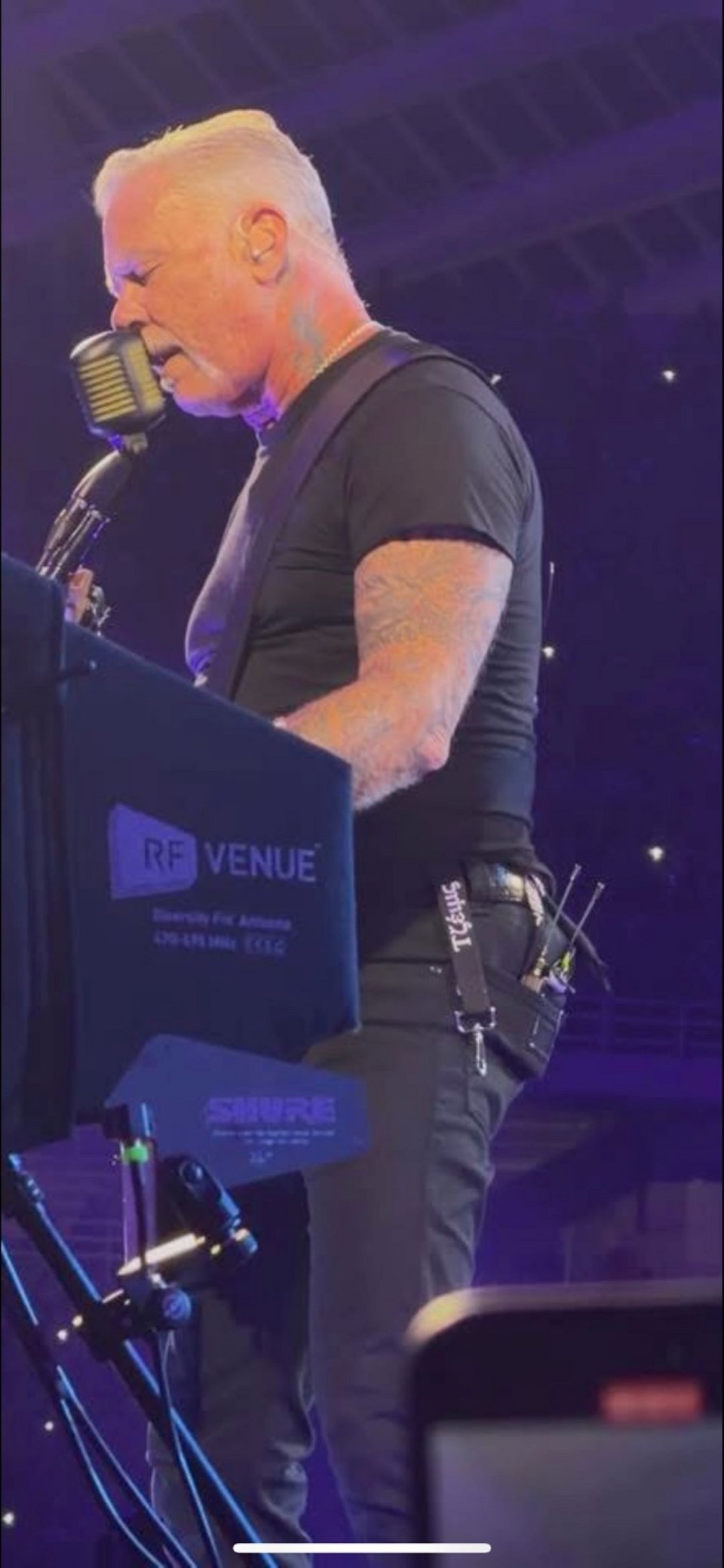 Ο frontman των Metallica φοράει το μπρελόκ που του χάρισε ο 18χρονος Σπύρος και είναι το όνομα του στα ελληνικά.
