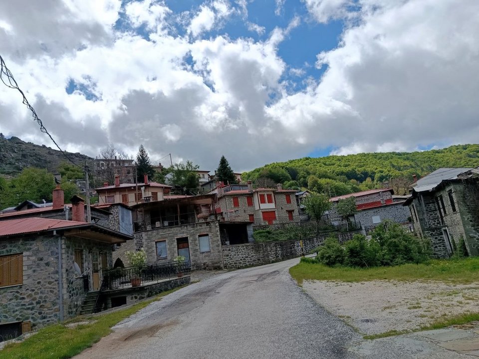 Μηλιά ήπειρος καλοκαίρι ορεινό χωριό 