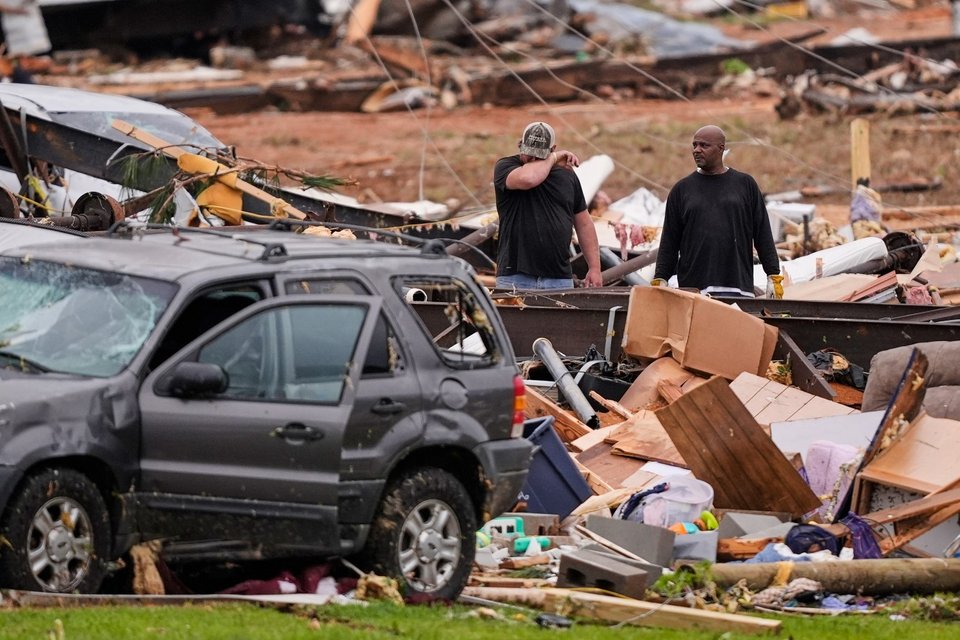  Άνθρωποι μετακινούν συντρίμμια στο Gene's Mobile Home Supply, ένα πάρκο τροχόσπιτων στο Bogue Chitto του Μισισιπή / Φωτογραφία: AP 