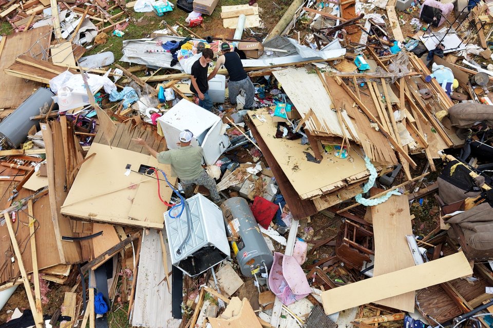  Άνθρωποι μετακινούν συντρίμμια στο Gene's Mobile Home Supply, ένα πάρκο τροχόσπιτων στο Bogue Chitto του Μισισιπή / Φωτογραφία: AP 