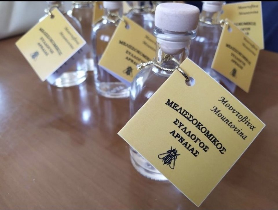 H μουντοβίνα είναι ένα προϊόν σπάνιο, δυνατό -άνω των 45% vol.- και βαθιά ριζωμένο στην τοπική παράδοση