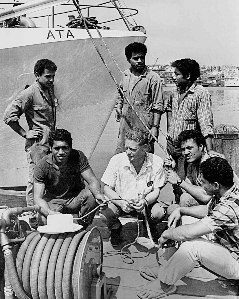 Έκλεψαν ένα μικρό αλιευτικό σκάφος, πήραν μαζί τους λίγες μπανάνες, καρύδες και ένα μικρό γκαζάκι, και σχεδίαζαν να ταξιδέψουν μέχρι τα Φίτζι ή ακόμη και τη Νέα Ζηλανδία / WIKIPEDIA