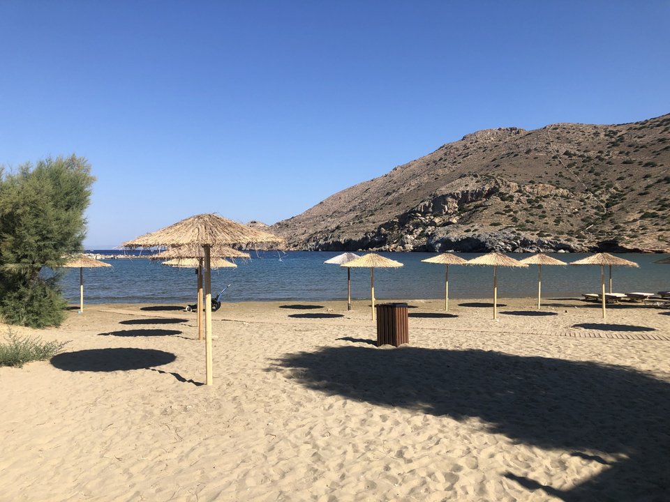  Tο νησί διαθέτει ένα πολύ μεγάλο δίκτυο δημοτικών ομπρελών -περί τις 250- δίνοντας τη δυνατότητα σε κατοίκους και επισκέπτες να απολαμβάνουν τη σκιά στις παραλίες / Φωτογραφία: Δήμος Σύρου-Ερμούπολης