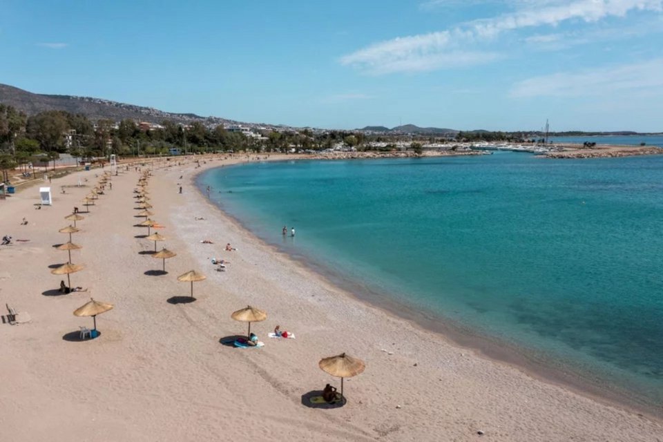 Τρεις Γαλάζιες σημαίες για την παραλία Γλυφάδας