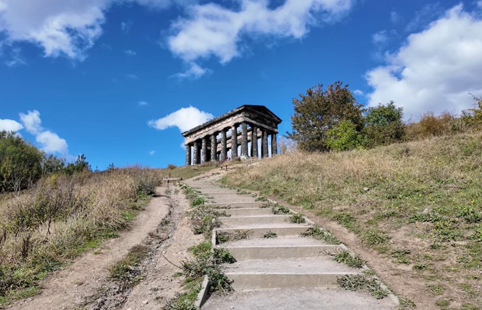 Το Penshaw Monument με τη χαρακτηριστική μαυρίλα του
