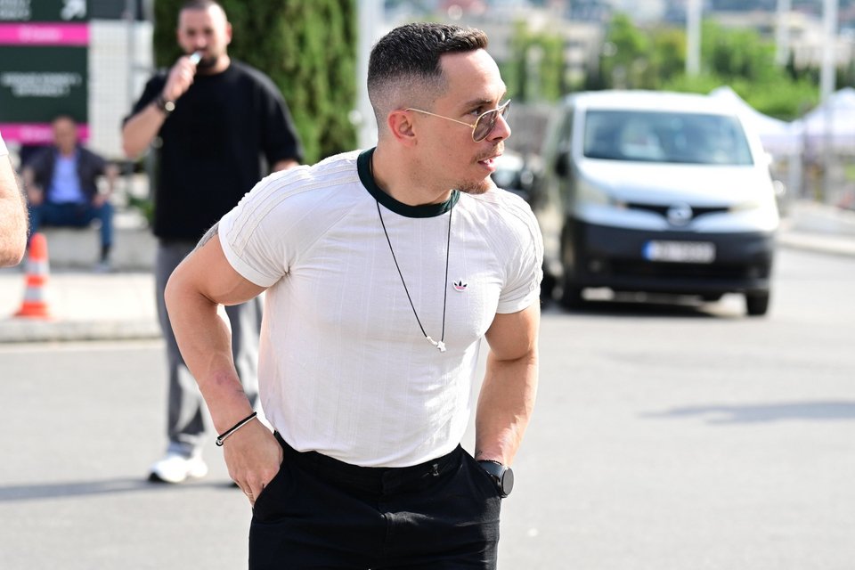 Ο Λευτέρης Πετρούνιας άφησε για λίγο τους κρίκους και πήγε να δει την... πορτοκαλί «θεά»