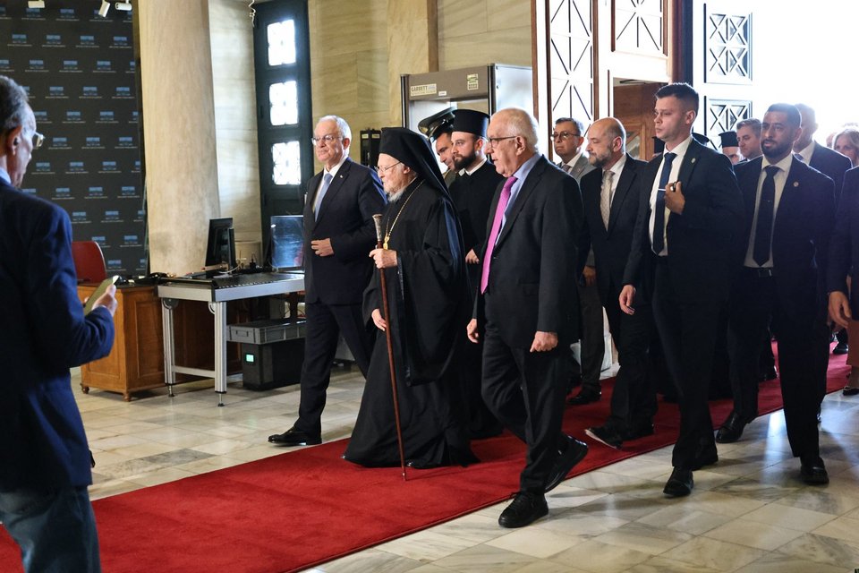 Τον Οικουμενικό Πατριάρχη υποδέχθηκαν ο ΠτΔ Κώστας Τασούλας και ο πρόεδρος της Βουλής Νικήτας Κακλαμάνης