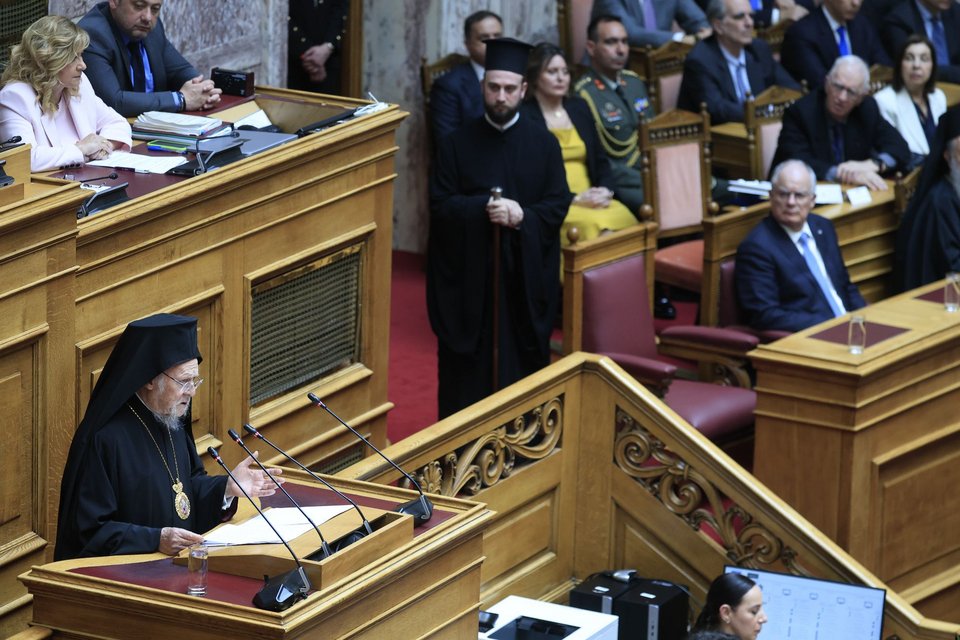 Ο Οικουμενικός Πατριάρχης Βαρθολομαίος στο βήμα της Ολομέλειας της Βουλής