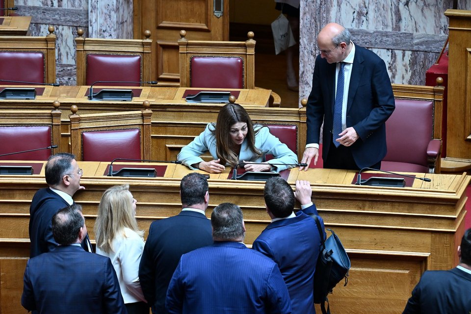 Η Σοφία Ζαχαράκη με τον Κωστή Χατζηδάκη και βουλευτές της ΝΔ