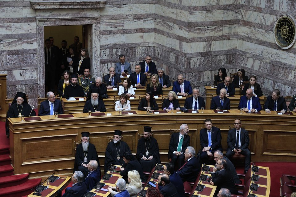 Τα έδρανα των επίσημων προσκεκλημένων στην Ολομέλεια της Βουλής
