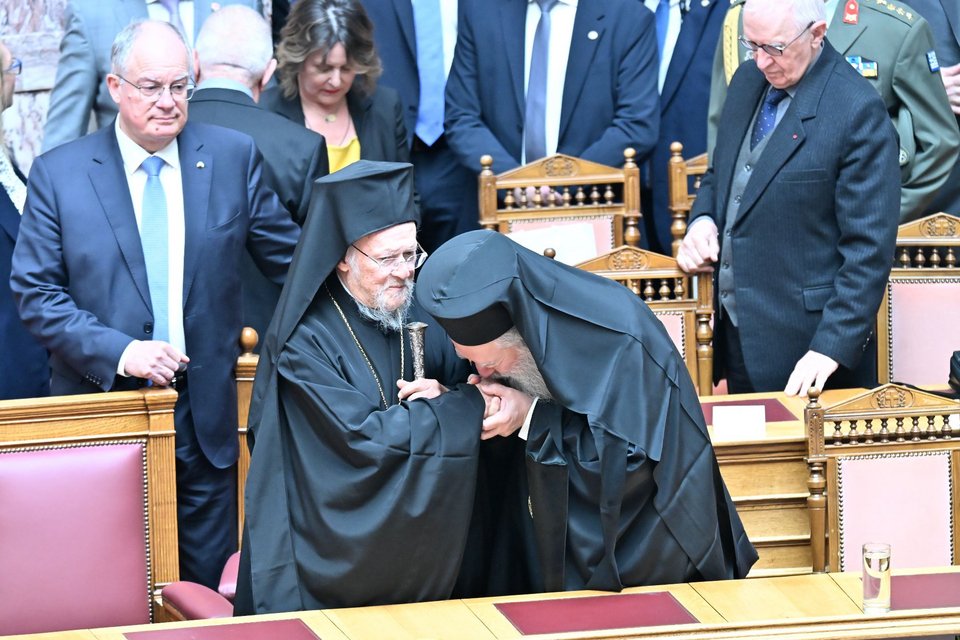 Στην αίθουσα της Ολομέλειας ο Οικουμενικός Πατριάρχης Βαρθολομαίος