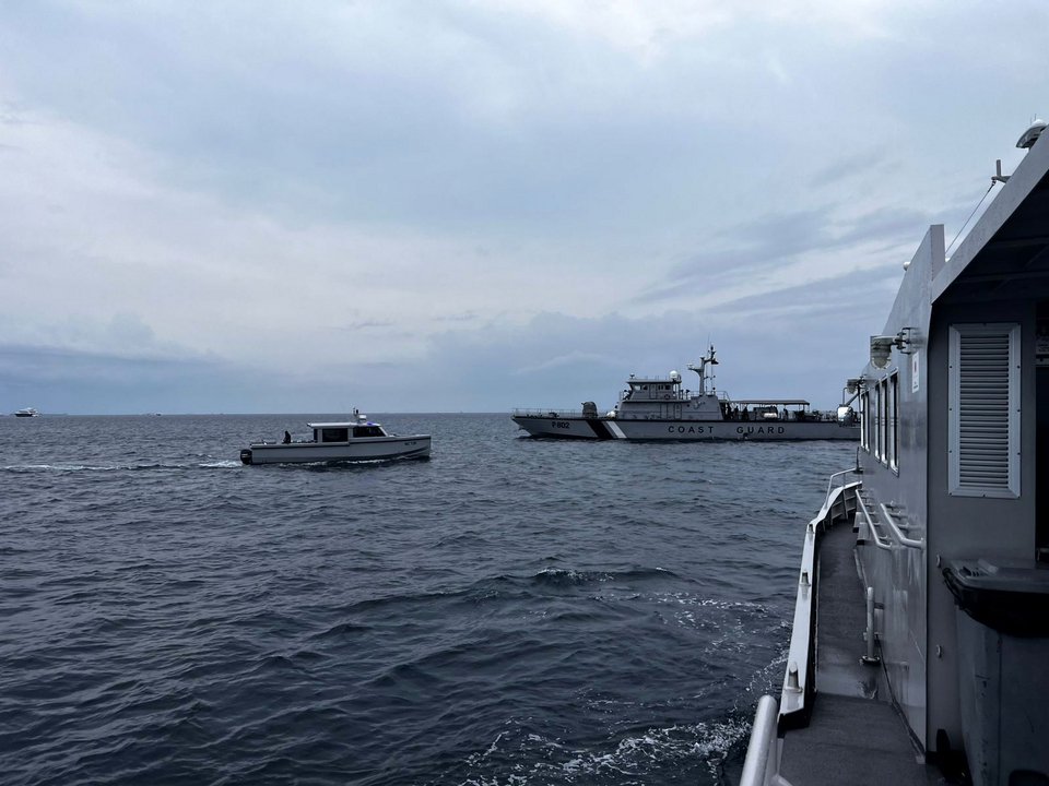 Σκάφη της ακτοφυλακής για να αναζητήσουν τους τέσσερις αγνοούμενους Ιταλούς δύτες / Φωτογραφία: AP 