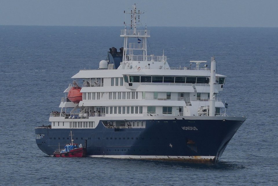 Βάρκα με υγειονομικούς στο κρουαζιερόπλοιο / Φωτογραφία: AP 